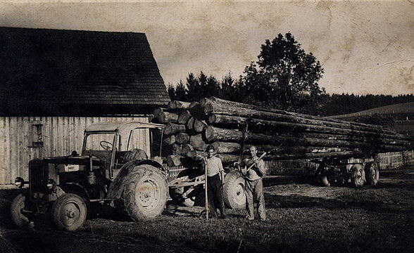 Traktor aus 1947 zum Langholztransport